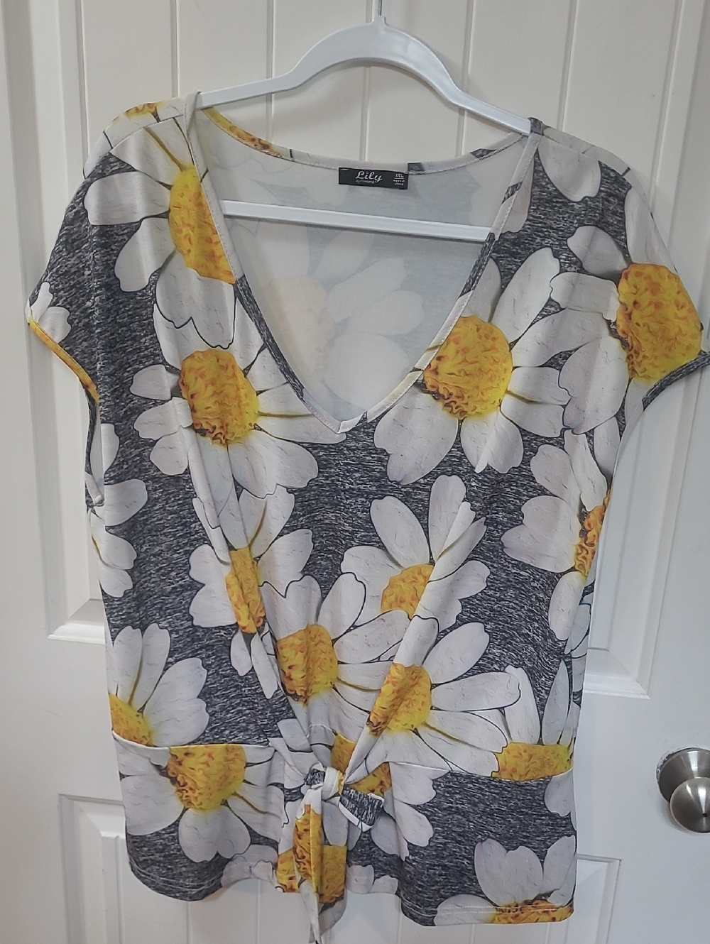 Lily 1XL Daisy-Print V-Neck Knot-Front Tee — White & Yellow